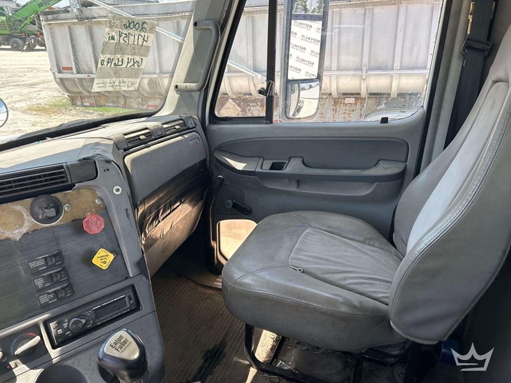 2006-freightliner-columbia-120-image-21
