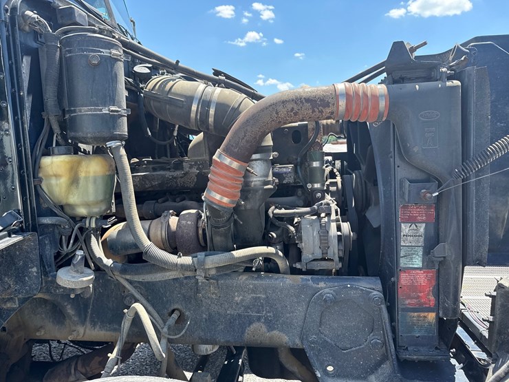 1999-peterbilt-385-image-8