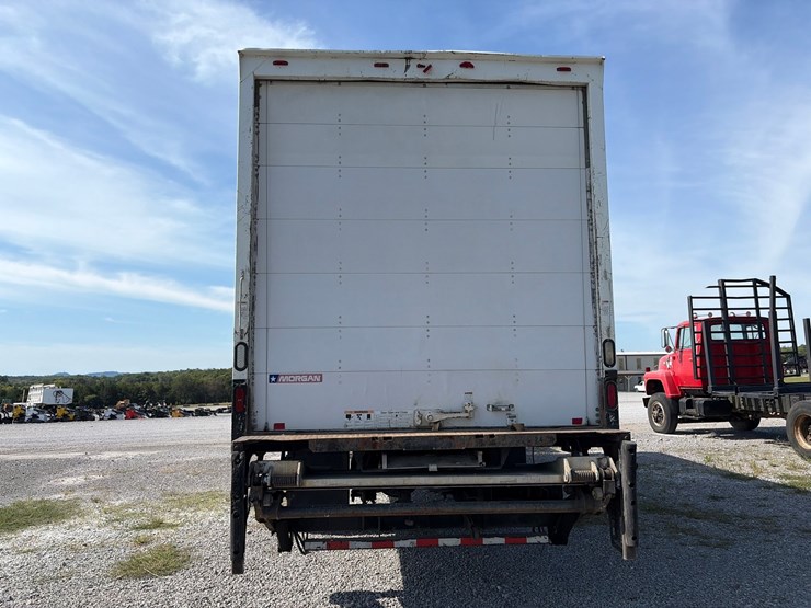 2014-freightliner-m2-106-image-6