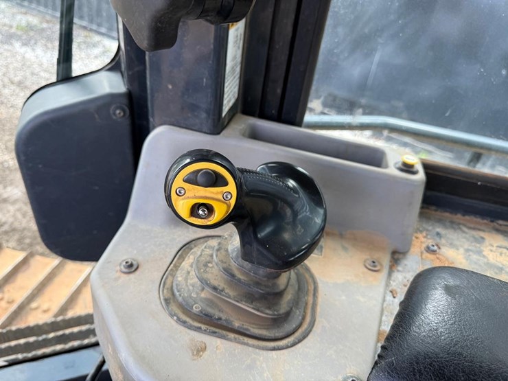 2014-komatsu-d39px-23-image-25