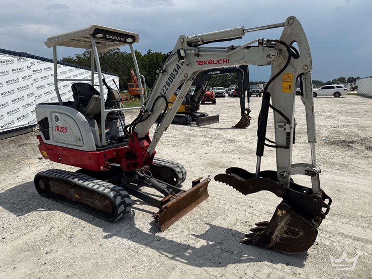 2022-takeuchi-tb225-image-2