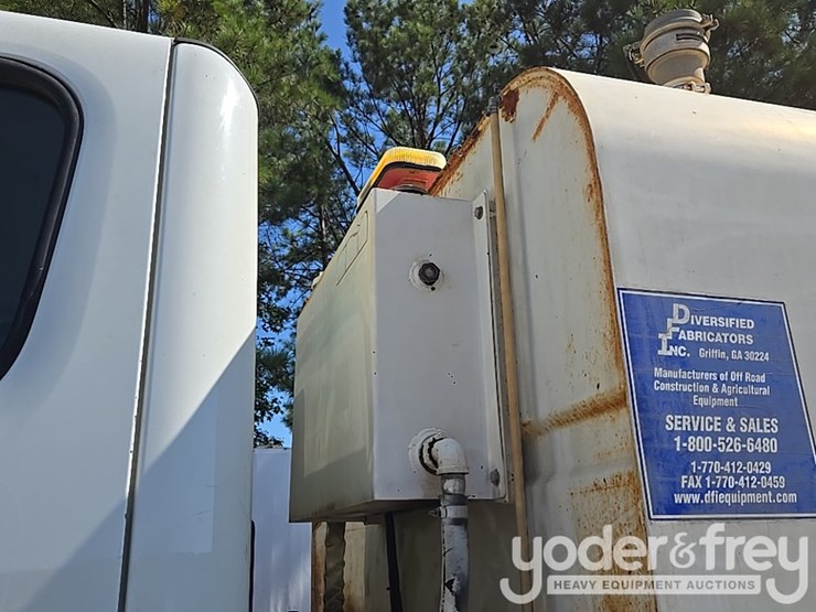 2013-freightliner-m2-106-image-25