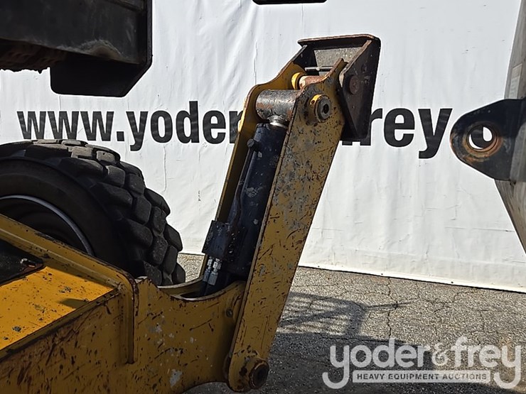 2017-caterpillar-tl1055d-image-21