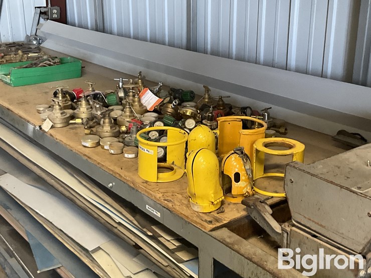 oxygen-acetylene-regulators-&-safety-caps-image-1