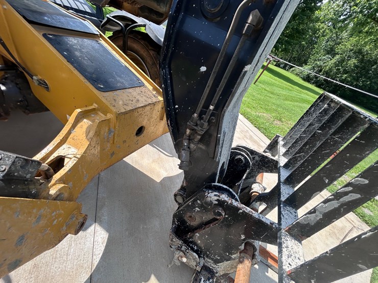 2017-caterpillar-tl1055d-image-22