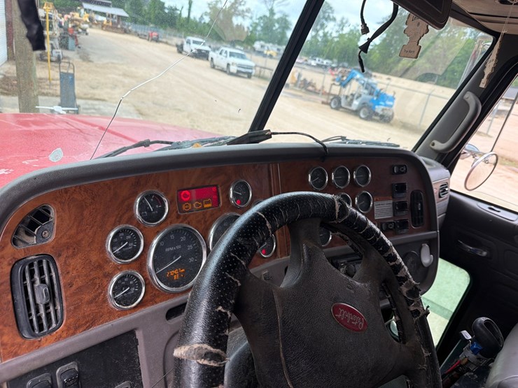 2008-peterbilt-365-image-13