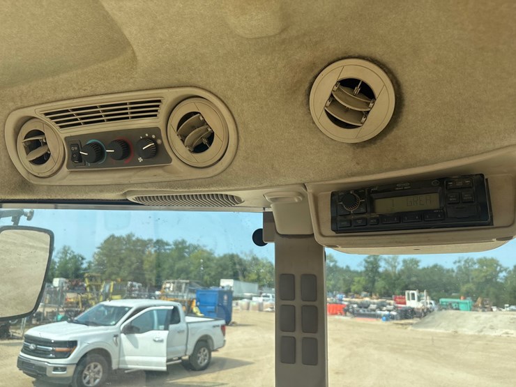 2012-john-deere-5083e-image-10