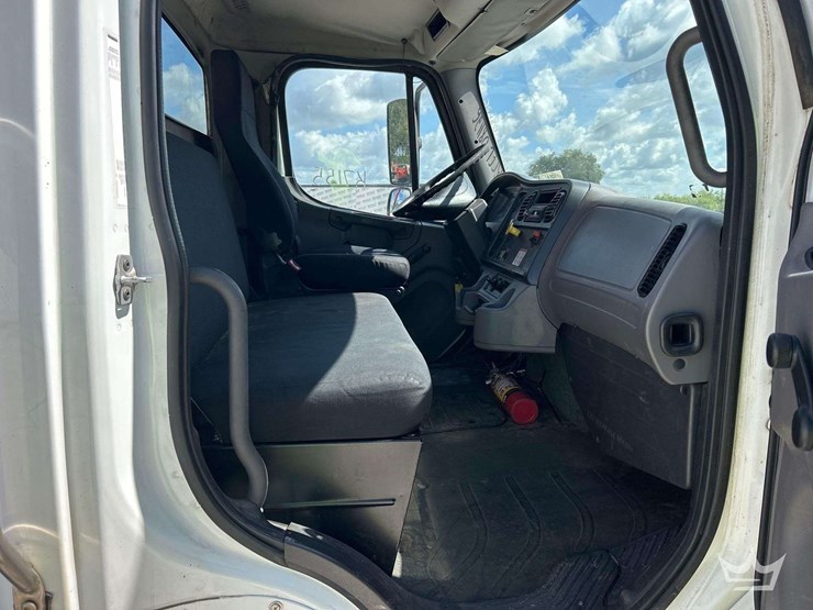 2017-freightliner-m2-106-image-40