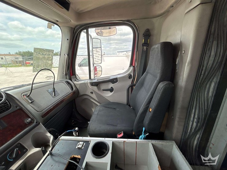 2005-freightliner-m2-106-image-18