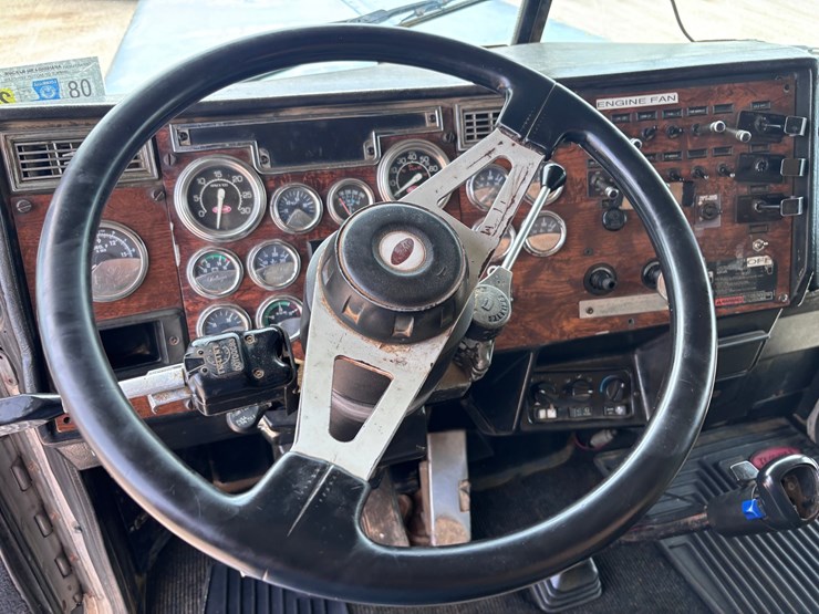 1997-peterbilt-379-image-12