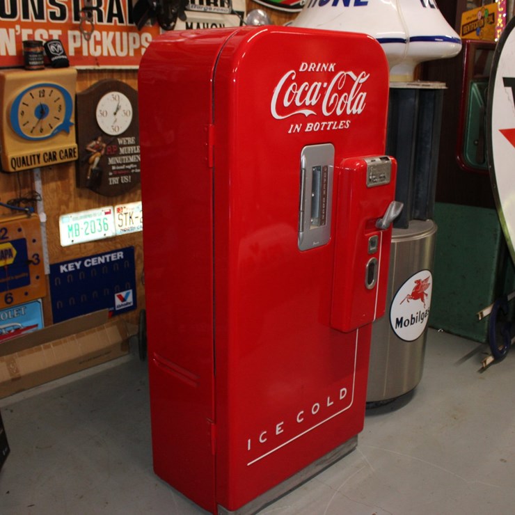 #295 • VINTAGE COCA COLA MACHINE
