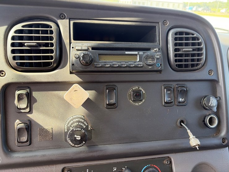 2014-freightliner-m2-106-image-17