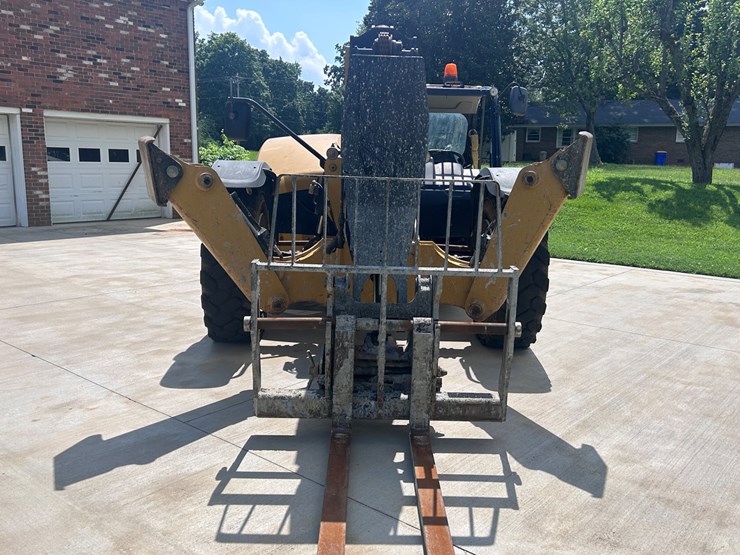 2017-caterpillar-tl1055d-image-11