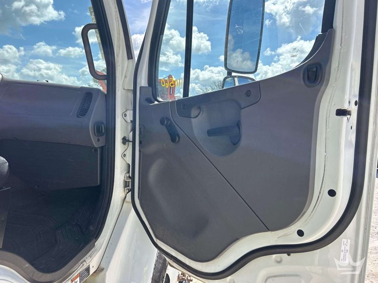 2017-freightliner-m2-106-image-39