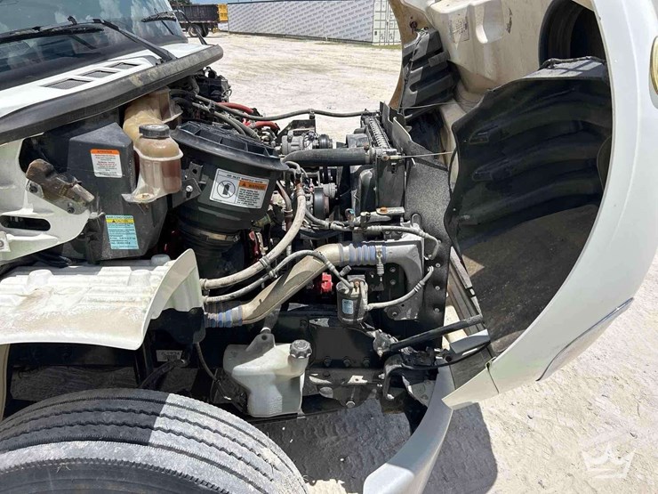 2018-freightliner-m2-106-image-6