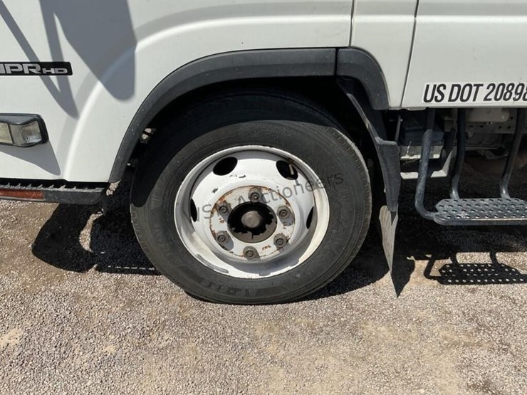 2015-isuzu-npr-image-10