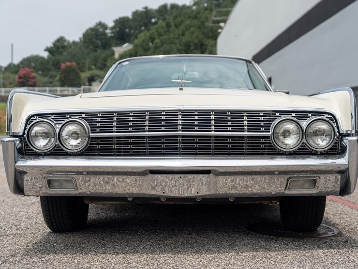 #111-•-1962-lincoln-continental-sedan-image-2