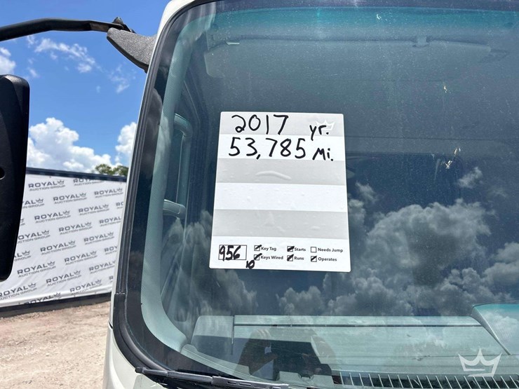 2017-isuzu-npr-image-21