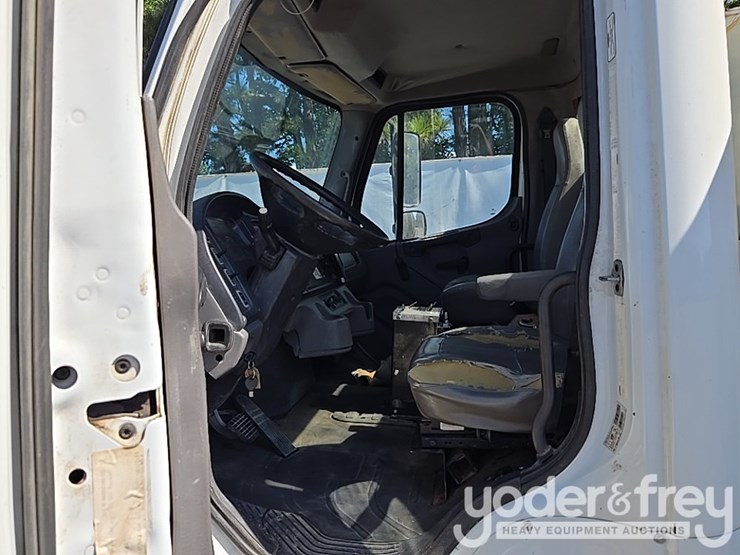 2013-freightliner-m2-106-image-31