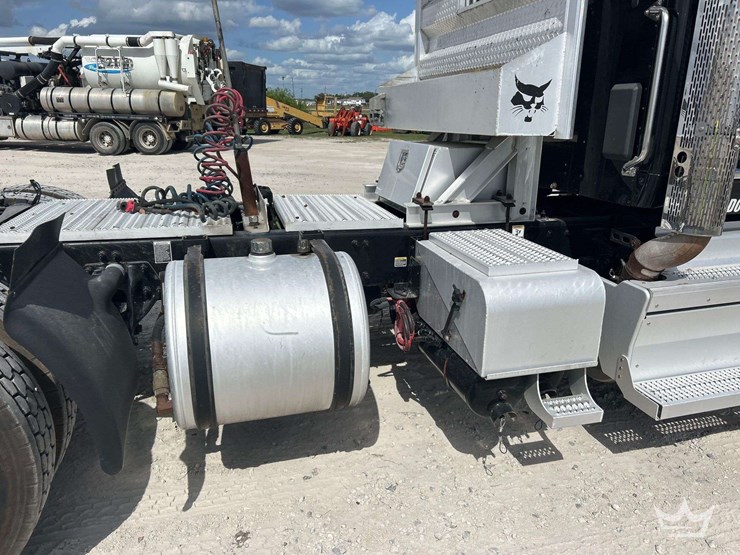 2019-peterbilt-579-image-20