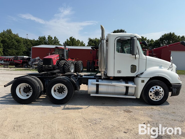 2007-freightliner-columbia-120-image-4