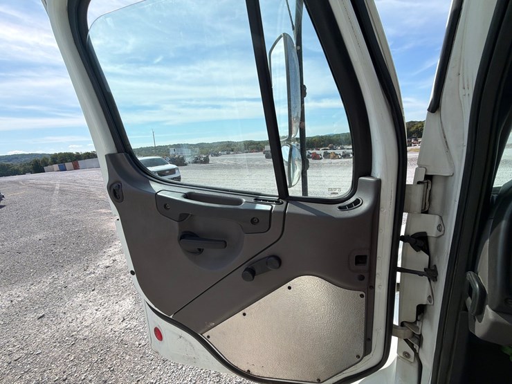 2014-freightliner-m2-106-image-15
