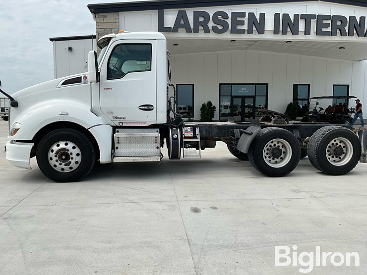 2015-kenworth-t680-image-8