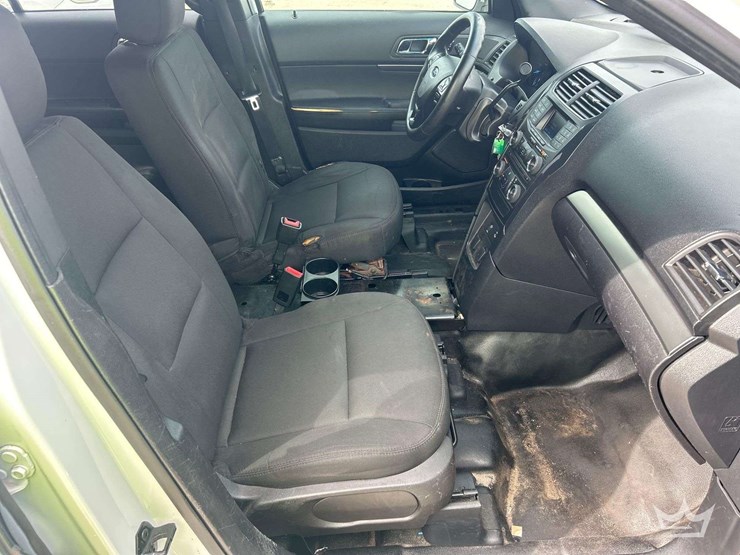 2016-ford-explorer-image-15