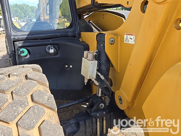 2017-caterpillar-tl1055d-image-29