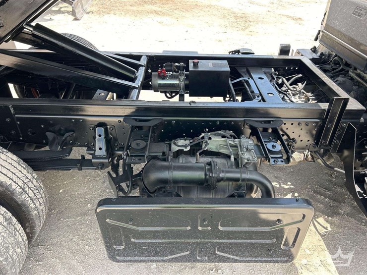 2017-isuzu-npr-image-17