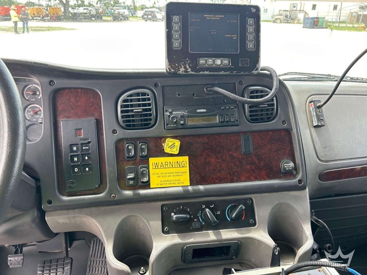 2005-freightliner-m2-106-image-17