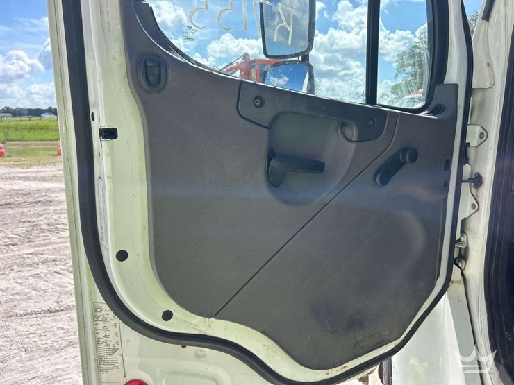 2017-freightliner-m2-106-image-15