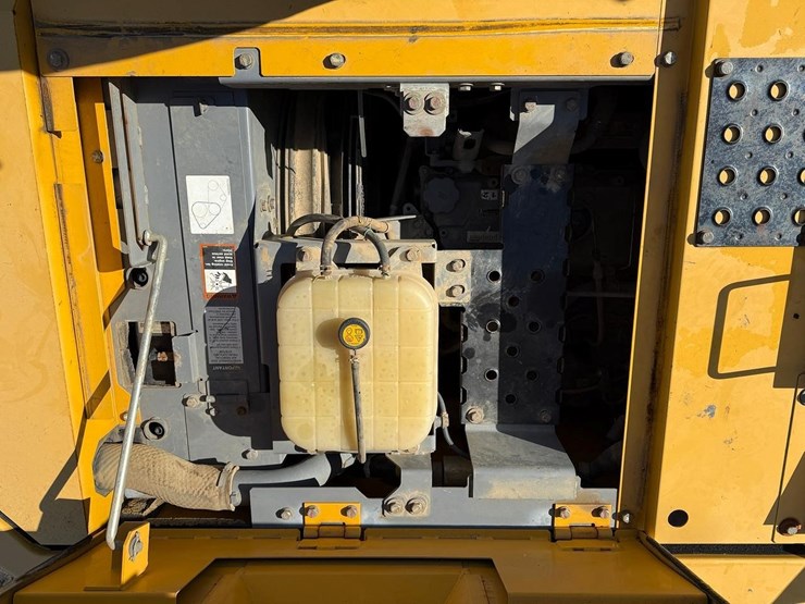 2016-deere-245g-lc-image-13
