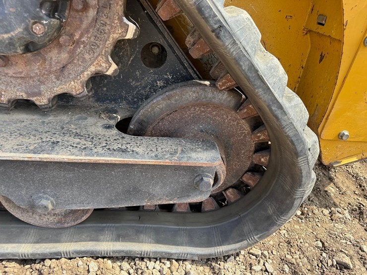 2017-deere-317g-image-16