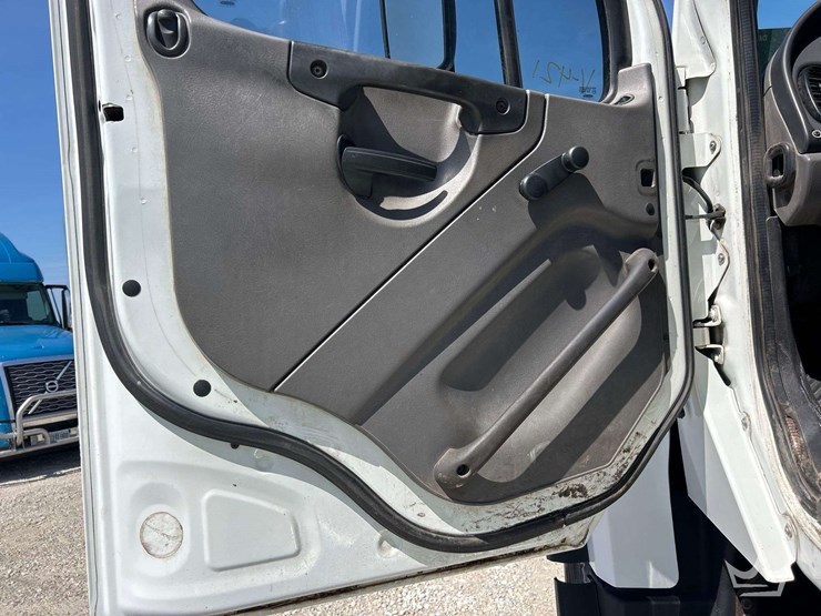 2016-freightliner-114sd-image-23