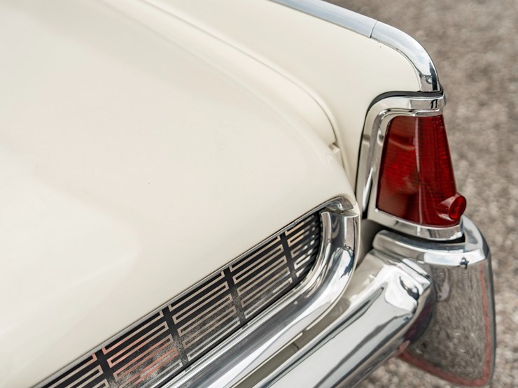 #111-•-1962-lincoln-continental-sedan-image-13