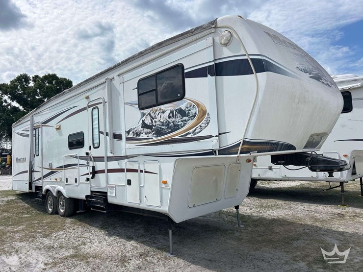 2012-keystone-montana-5th-wheel-t/a-travel-trailer-image-2