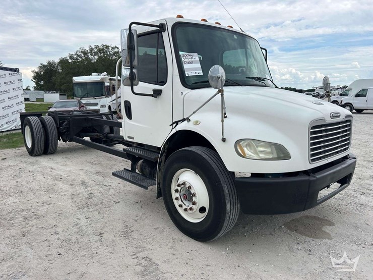 2006-freightliner-m2-106-image-2