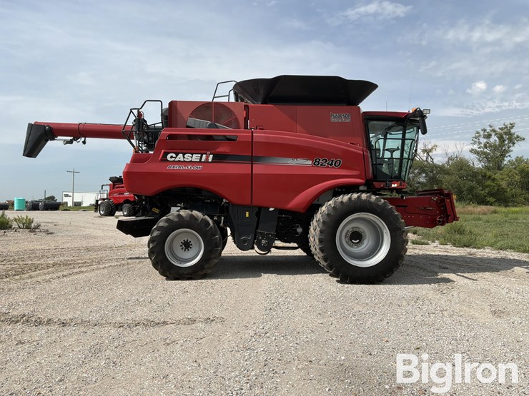 2016-case-ih-8240-image-4