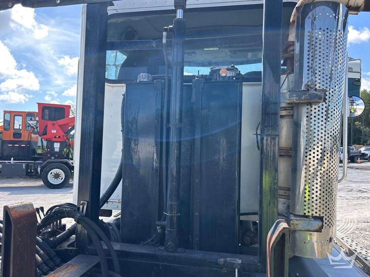2016-peterbilt-348-image-22