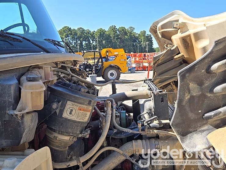 2013-freightliner-m2-106-image-28