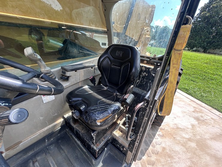 2017-caterpillar-tl1055d-image-25