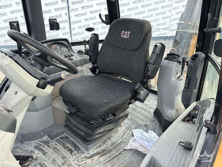 2013-caterpillar-430f-image-17
