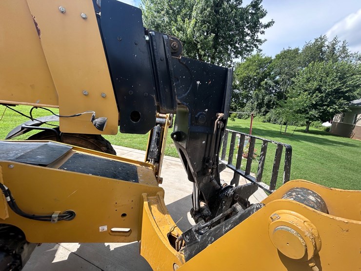 2017-caterpillar-tl1055d-image-20