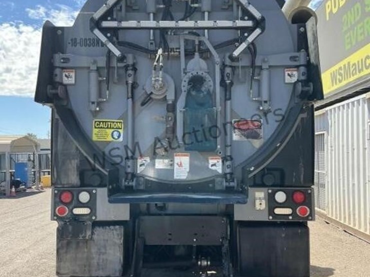 2019-freightliner-114sd-image-6