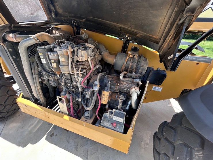 2017-caterpillar-tl1055d-image-32