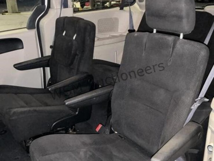 2014-dodge-grand-caravan-image-12