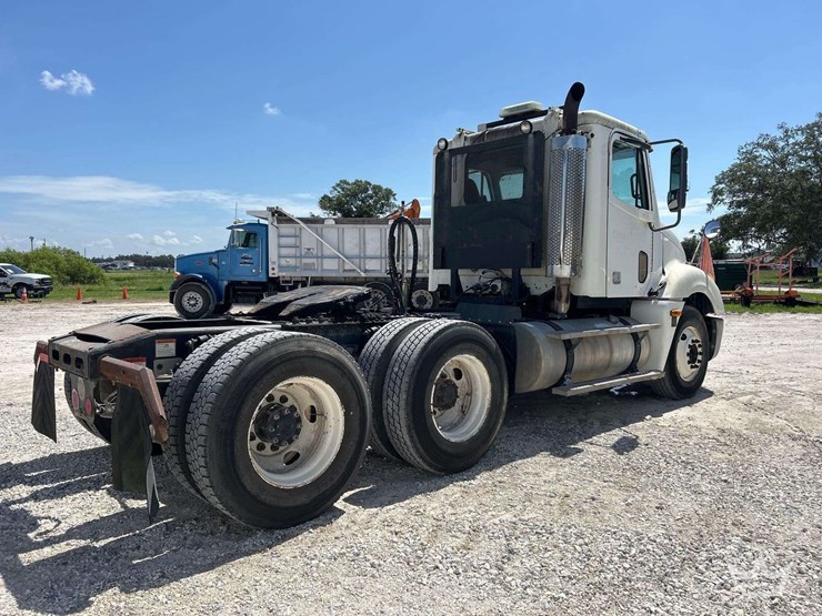 2006-freightliner-columbia-120-image-3