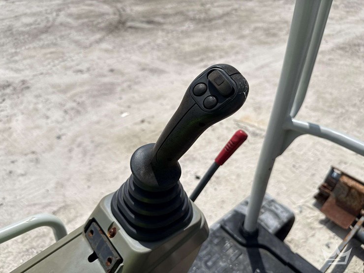 2022-takeuchi-tb225-image-30