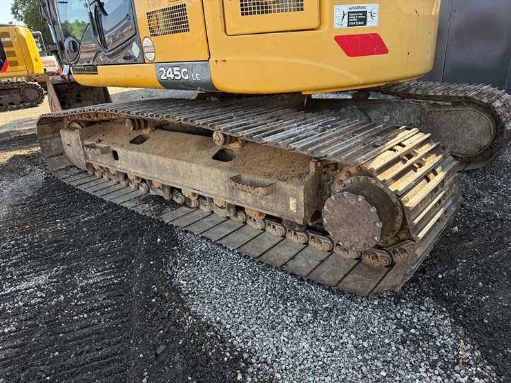 2016-deere-245g-lc-image-16